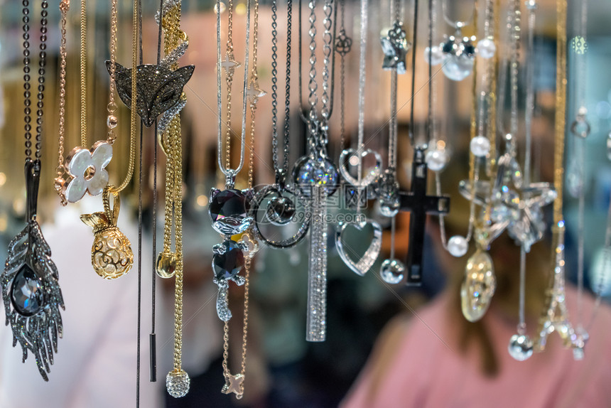 零售展示的藝術 從珠寶到漁具的多元世界